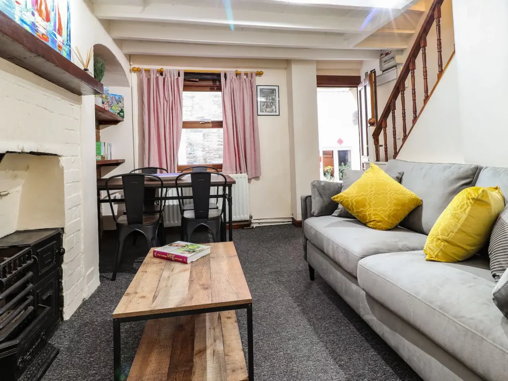 No 18, Ebens Lane, Cardigan, Cottage Let
